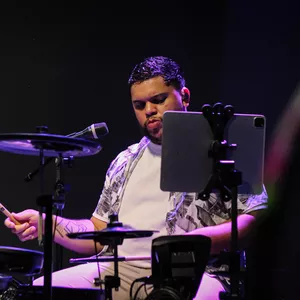 Imagem de capa para o Curso online Aprenda Bateria com Confiança: Das Bases à Performance