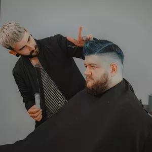 Imagem de capa para o Curso online CURSO DE ESPECIALIZAÇÃO EM CORTES MÁQUINA E TESOURA