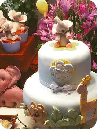 Bolo de Baby Shower de 2 andares com Elefante com a tromba pra cima em 3D no topo do bolo e um macaco e girafa no primeiro andar em 2D do Curso Meu Primeiro Zoológico - Modele 25 Animais em Pasta Americana