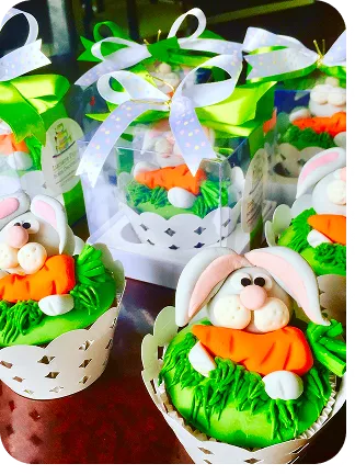 Cupcakes no tema Páscoa com cores fortes com cabeça de coelhos comendo suas cenouras no topo do cupcakes do Curso Meu Primeiro Zoológico - Modele 25 Animais em Pasta Americana