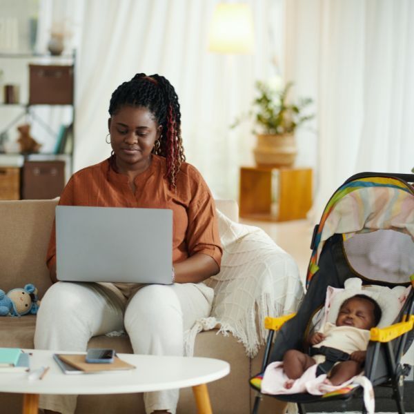 Mãe trabalhando com filho no carrinho