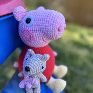 Imagem de capa para o Ebook Receita de crochê amigurumi Peppa Pig em suas galochas e seu ursinho Teddy / Available in English