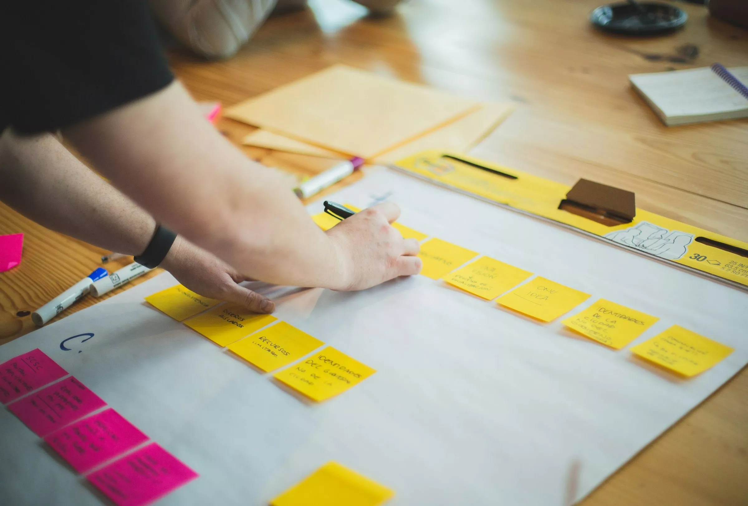 Foto de <a href=https://unsplash.com/pt-br/@brandsandpeople?utm_content=creditCopyText&utm_medium=referral&utm_source=unsplash>Brands&People</a> na <a href=https://unsplash.com/pt-br/fotografias/person-writing-on-white-paper-Ax8IA8GAjVg?utm_content=creditCopyText&utm_medium=referral&utm_source=unsplash>Unsplash</a> 