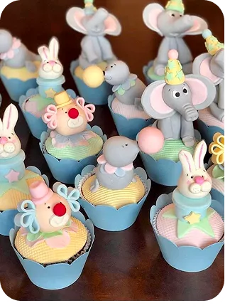 Cupcakes no tema circo, com elefantes, palhaços, focas, coelhos na cartola em tons pastéis do Curso Meu Primeiro Zoológico - Modele 25 Animais em Pasta Americana