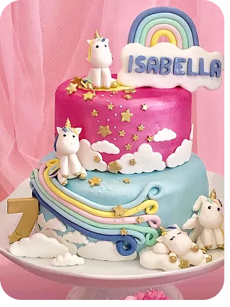 Bolo no tema unicórnio tendo eles no topo e na base do bolo, 2 andares com cores fortes, rosa forte e azul claro, arco-íris no topo junto a um letreiro com o nome do aniversariante do Curso Meu Primeiro Zoológico - Modele 25 Animais em Pasta Americana