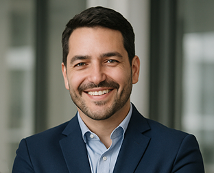 Luis Fernández, Director General.