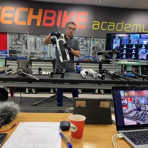 Imagen de portada para Curso online Pedaleando hacia el conocimiento: Curso online de mecánica básica para bicicletas