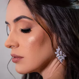 Imagem de capa para o Ebook COMO SE MAQUIAR DE FORMA ELEGANTE