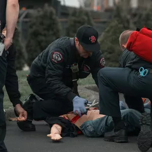 Imagen de portada para Ebook Aprende técnicas básicas de primeros auxilios para la vida diaria