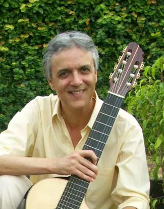 Foto de Flávio Fonseca segurando o violão