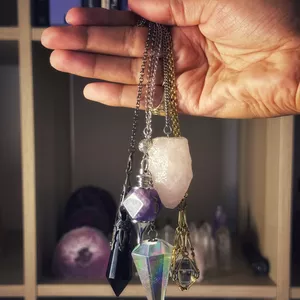 Imagen de portada para Curso online "El Poder del Péndulo: Herramienta Energética para Sanación y Claridad"