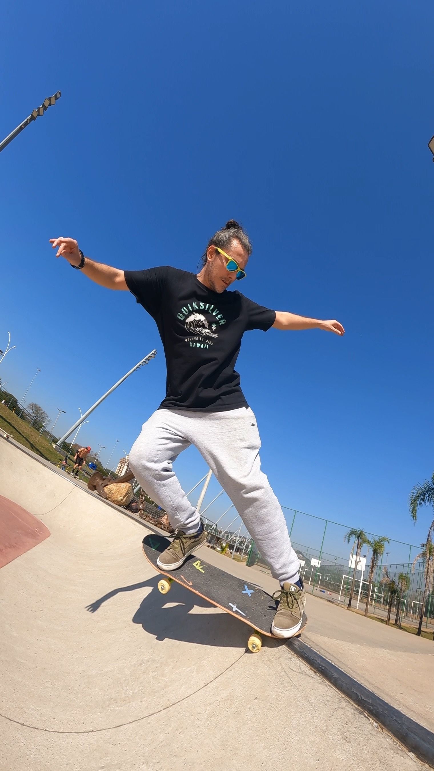 menino andando de skate no IAPI Skatepark