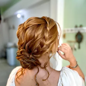 Imagem de capa para o Curso online Domine a Técnica do Coque Baixo Fluido: Elevando seu Nível Profissional