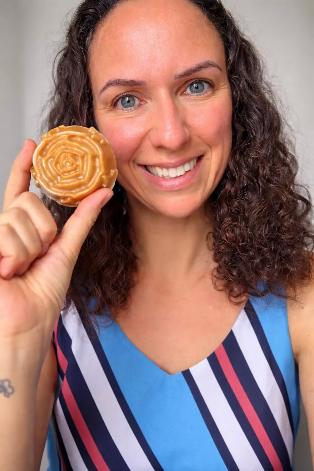 mulher segurando sabonete facial açafrão