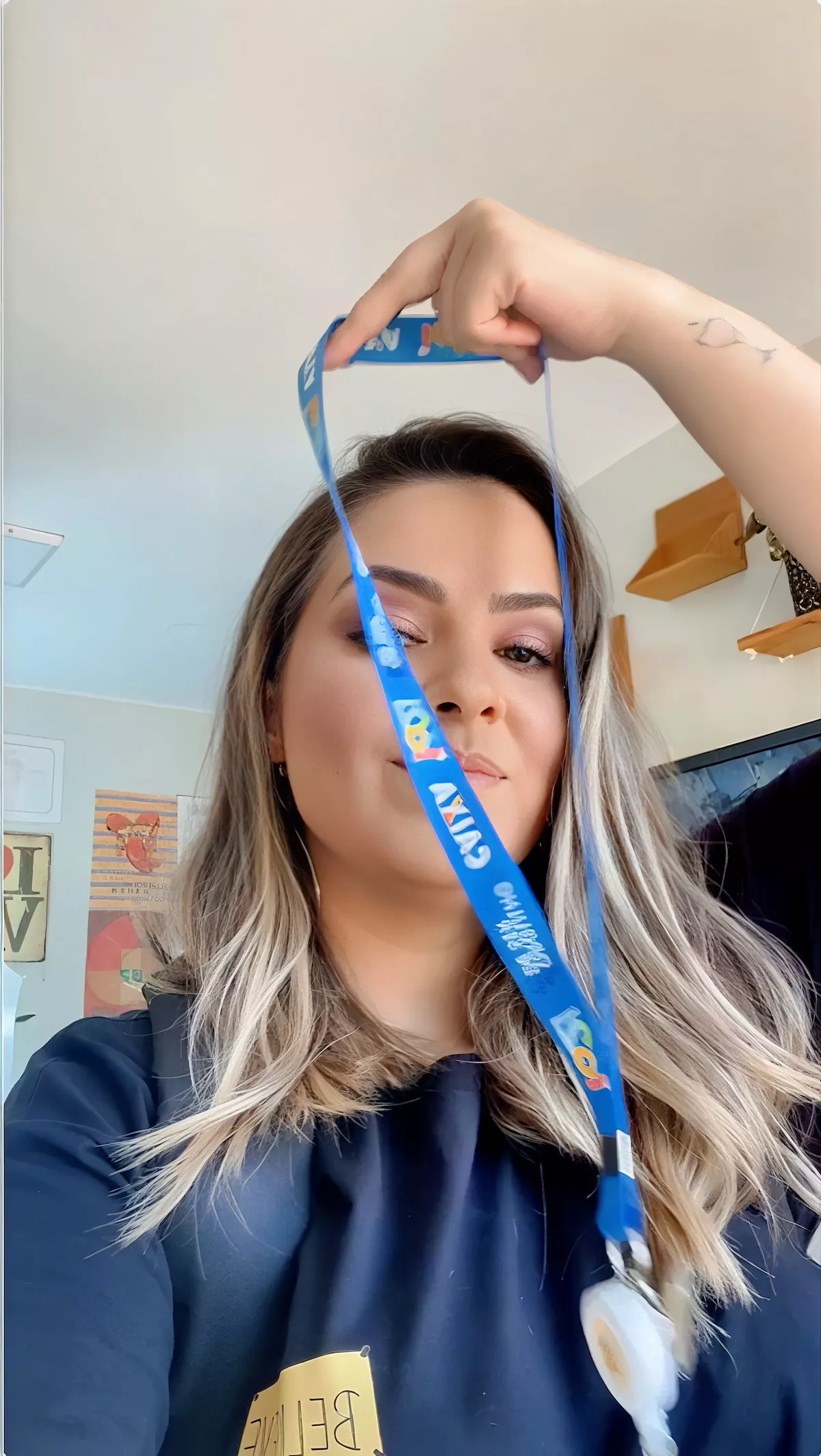 foto Luisa marina tirando o crachá