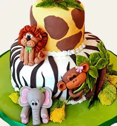 Bolo no Tema Safari, mostrando como o elefante é versátil para uso em vários temas, aqui ele está na base do bolo do Curso Meu Primeiro Zoológico - Modele 25 Animais em Pasta Americana