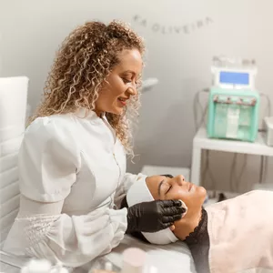 Imagem do curso SKIN REVOLUTION: LIMPEZA DE PELE PROFUNDA, HIDRAFACIAL E DERMAPLANING