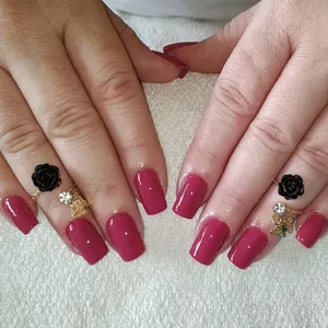 Imagem de capa para o Curso online CURSO COMPLETO DE MANICURE E PEDICURE COM TÉCNICA DE REDUÇÃO DE TEMPO