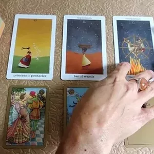 Image de couverture pour le Cours en ligne Voyance Tarot Gratuit : Obtenez des Réponses Éclairantes 🌟🔮