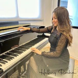 Imagem de capa para o Curso online Curso 50 Arranjos de hinos facilitados no Piano com Helleny&nbsp;Rocha