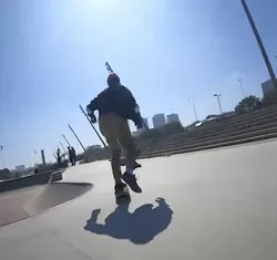 aluno andando de skate no Skatepark da Orla