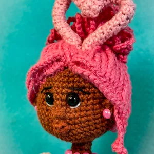 Imagem de capa para o Ebook Receita Amigurumi Valentina – A Boneca do Amor