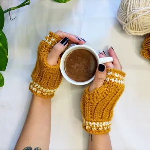Imagem de capa para o Curso online Tutorial Luva Amélia em crochê