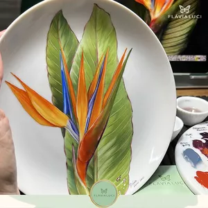 Imagem de capa para o Curso online Curso on-line de pintura em Porcelana: Flávia Luci - Strelitzas 