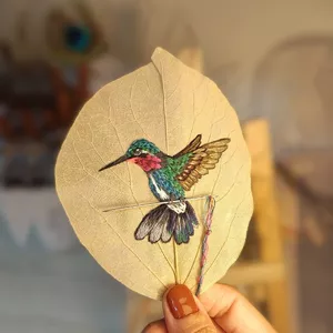 Imagem de capa para o Ebook Borde um Beija Flor em Folhas Naturais 