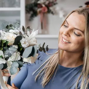 Imagen de portada para Curso online Domina el arte de los ramos de novia preservados y complementos y destaca en el mundo de las bodas, incluso si empiezas desde cero.