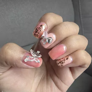 Imagen de portada para Ebook Manicura perfecta desde tu hogar: Guía completa