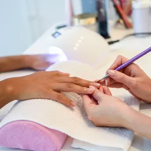Image de couverture pour le Cours en ligne 10 etapes pour devenir un professionnel de la manucure.