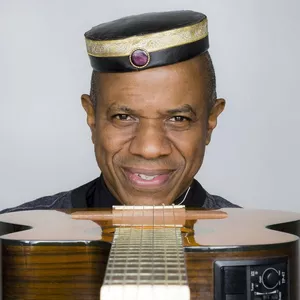 Imagem de capa para o Curso online Violão do intermediário ao avançado com o Mestre Robson Miguel
