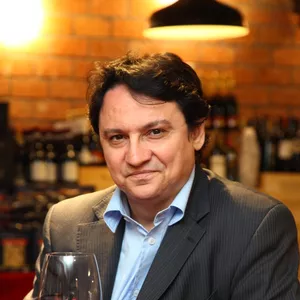 Imagem de capa para o Curso online Curso de Vinhos com MARCELO COPELLO