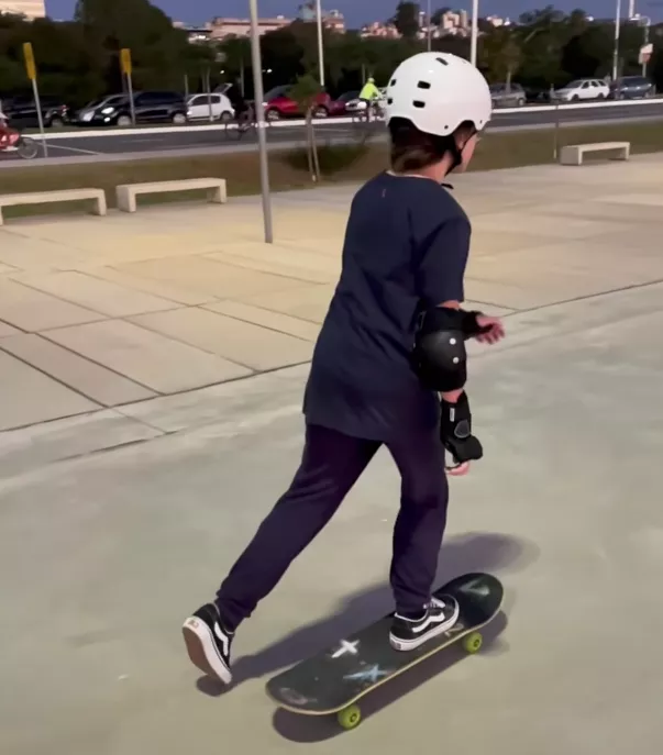 aluna andando de skate na Orla