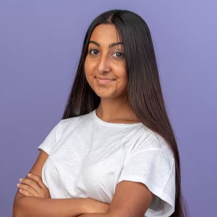 🔹Elena Castro, Directora de Operaciones.