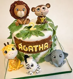 Bolo no Tema Mesversário, mostrando como o elefante é versátil para uso em vários temas, aqui ele está na base e traz traços mais babies do Curso Meu Primeiro Zoológico - Modele 25 Animais em Pasta Americana