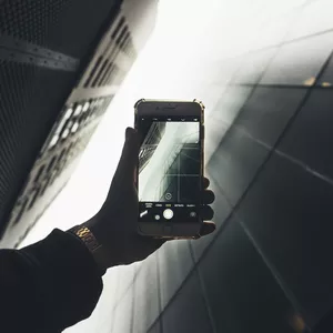 Imagem de capa para o Ebook O poder da fotografia móvel: Como tirar fotos incríveis com o seu celular, mesmo sem ter uma câmera com qualidade
