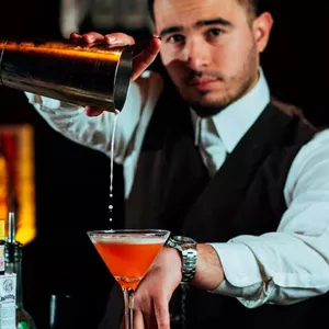 Imagen de portada para Ebook Curso de Bartender, desde nivel INICIAL hasta convertirte en un PROFESIONAL