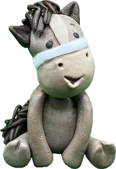 Aprenda a modelar esse cavalo com cabelo e rabo, sela branca, olhos pretos, e boca ligeiramente marrom no Curso Meu Primeiro Zoológico - Modele 25 Animais em Pasta Americana