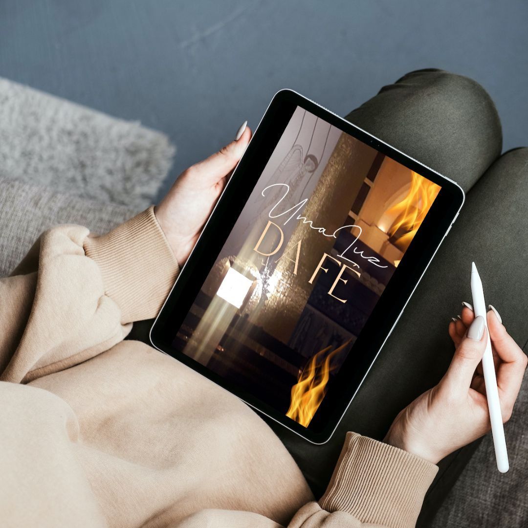 mulher acessando o ebbok digital