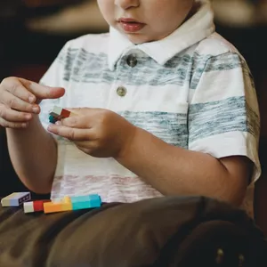 Imagen de portada para Ebook Estrategias efectivas para calmar a niños neurodivergentes en crisis