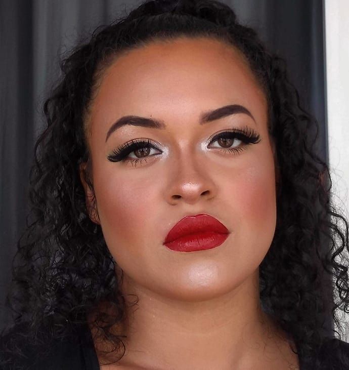 Imagem de Curso de Automaquiagem Karine Teles  - Do básico ao avançado criado por Karine Teles Makeup na hotmart