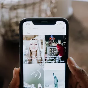 Imagen de portada para Ebook 100 ideas con ejemplos y frases para publicar en tiktok e instagram 