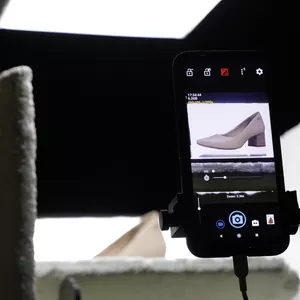 Imagem de capa para o Curso online Fotografia de produtos para E-commerce, com celular