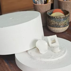 Imagem de capa para o Curso online Curso | O Efeito Joia nas Queimas de Cerâmica na Mufla com Korina Costa