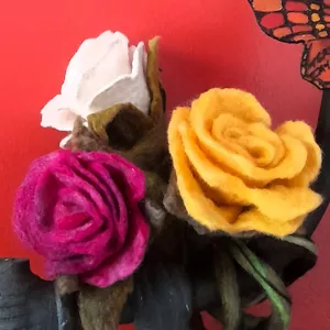 Imagem de capa para o Curso online Feltragem - Modelagem de Flores
