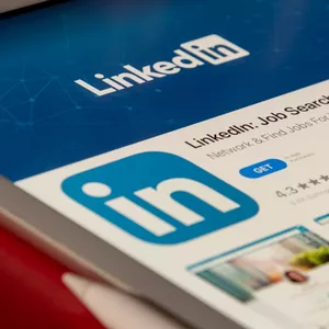 Imagen de portada para Ebook Guía para crear y ordenar tu marca personal en LinkedIn (sin vivir para las redes)