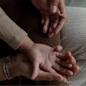 Imagem de capa para o Ebook Aprendendo com meu filho TDAH 'Um guia acolhedor para mães e pais.'