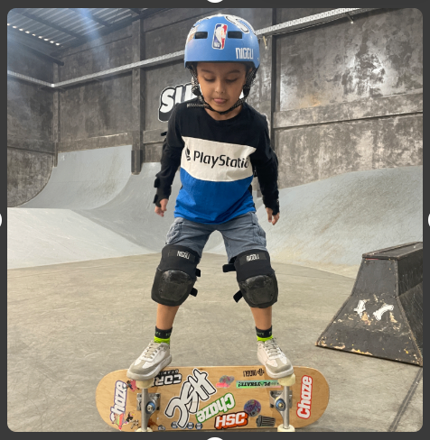 menino andando de skate no IAPI Skatepark